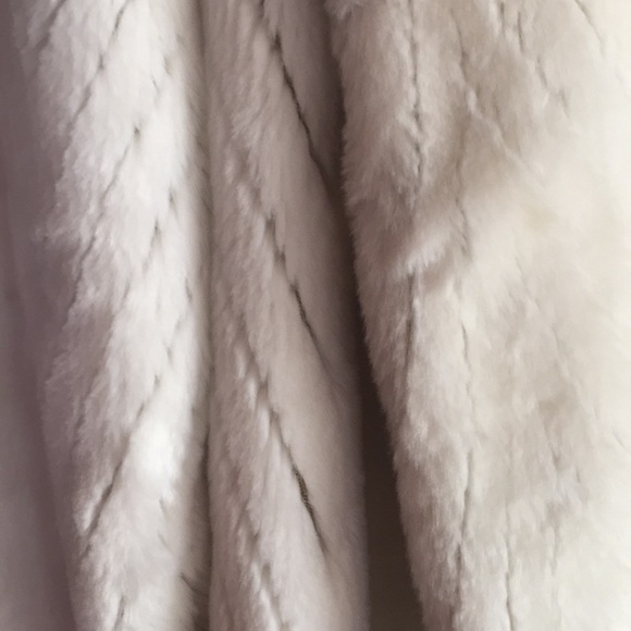 Style VI White fur short A-line jacket - Picture 2 of 7